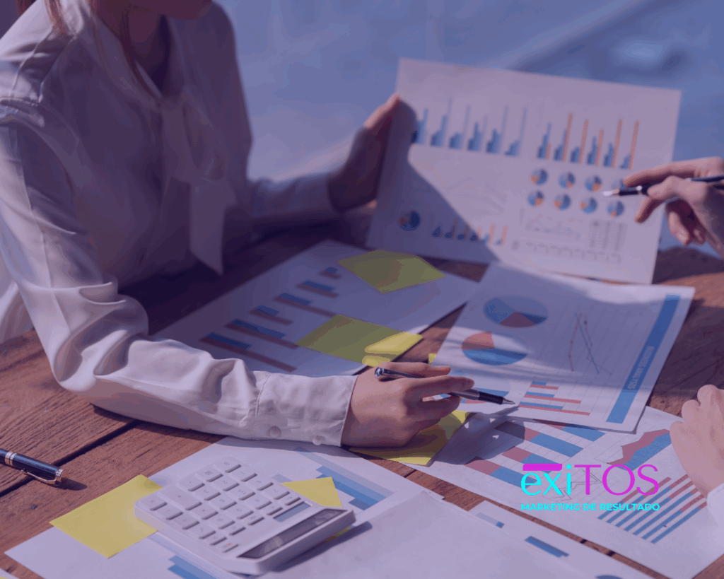 equipe da exiTOS trabalhando em um planejamento estratégico de marketing