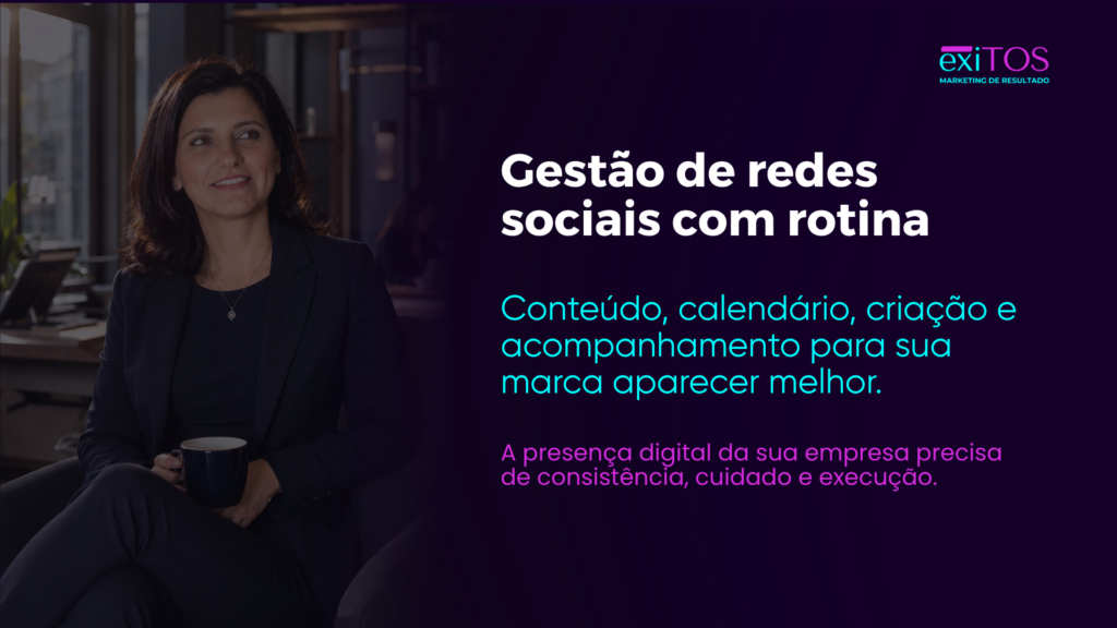 Profissional organizando calendário editorial, conteúdos e redes sociais em uma operação de marketing digital.