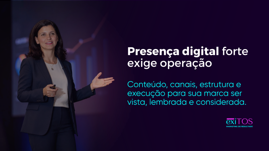 Profissional analisando canais digitais, conteúdo, site, tráfego pago e dados para fortalecer a presença digital de uma empresa.